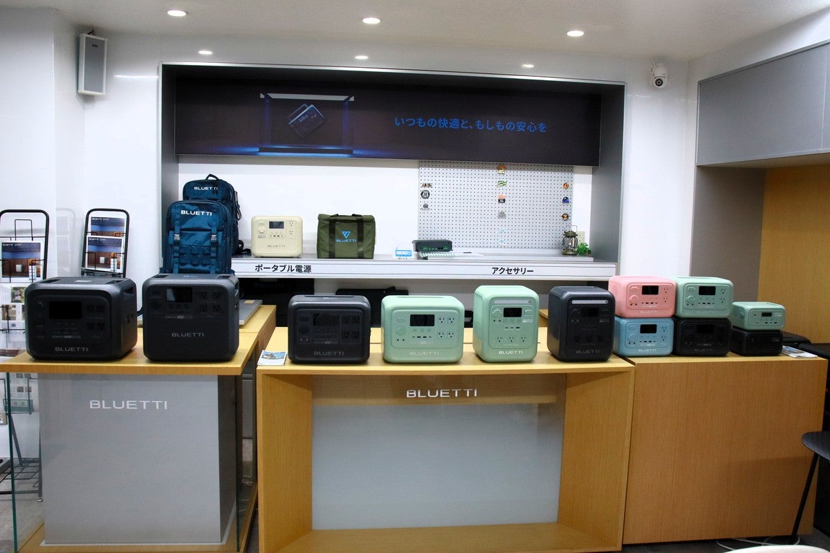 新製品発表会の会場内と展示ブースの全体風景