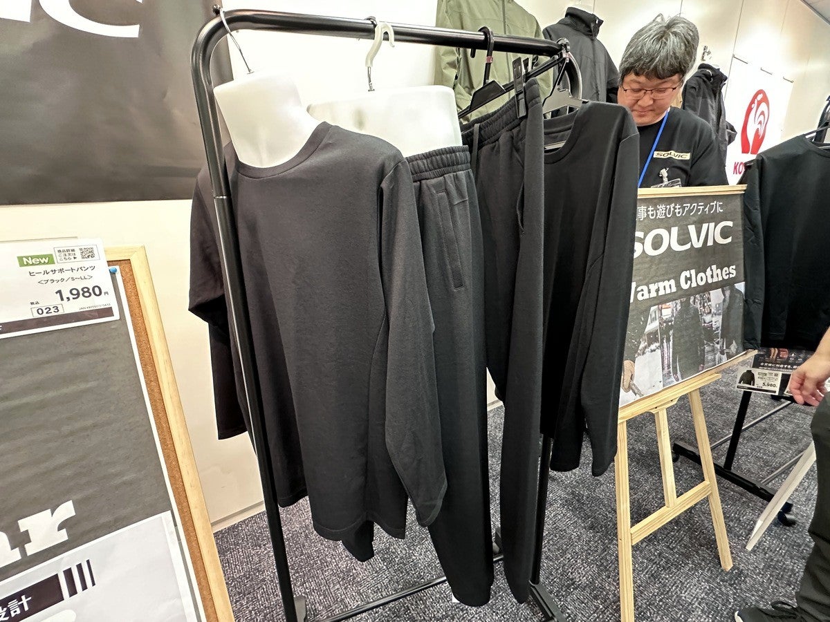 ハンガーに掛けられたSOLVICリカバリーウェアの展示