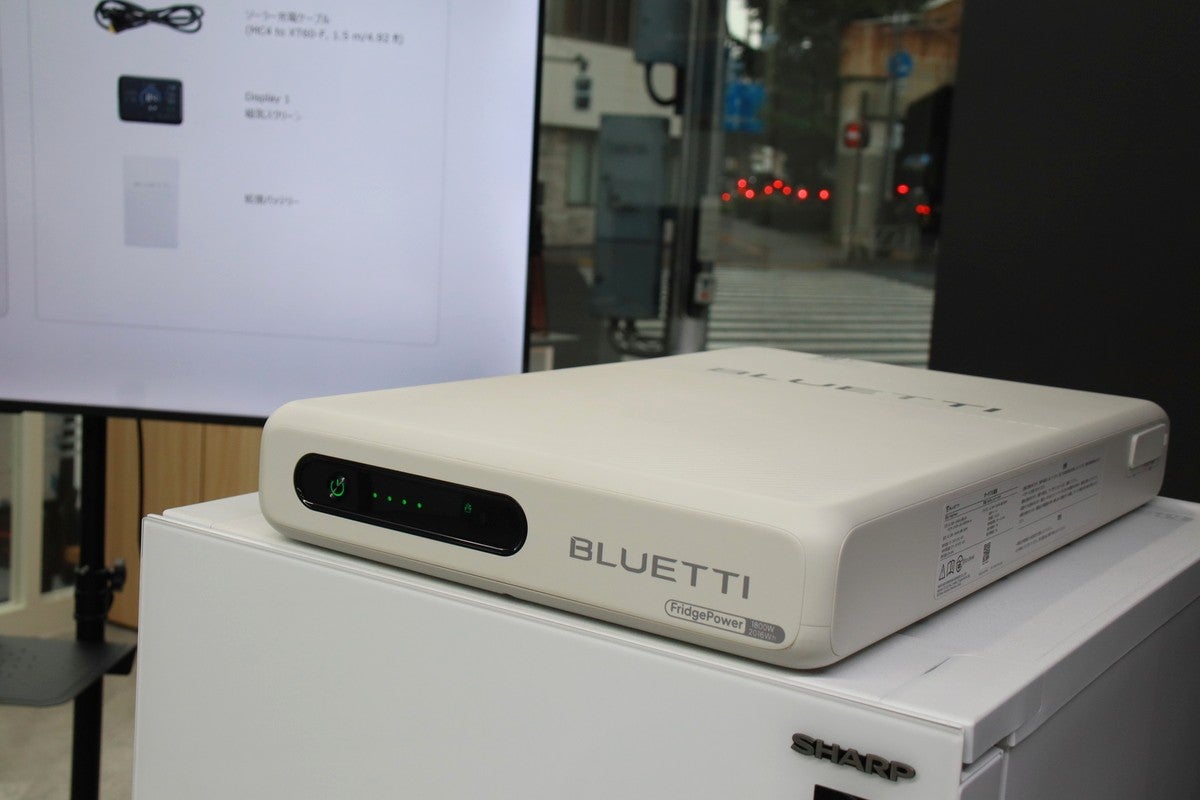 家庭用大型冷蔵庫の上に設置された超薄型ポータブル電源FridgePower