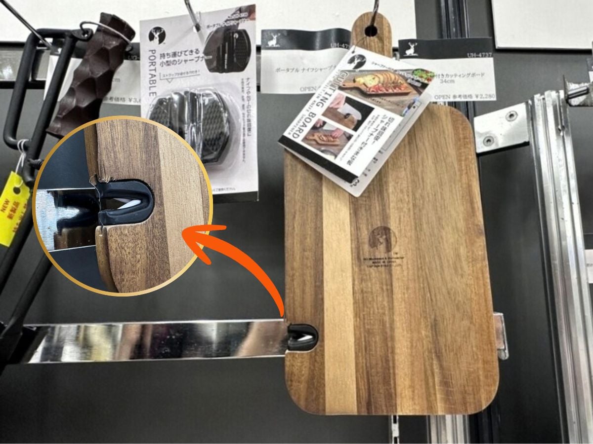 木製まな板の側面にセラミック製の包丁研ぎが付いた「シャープナー付きカッティングボード」と包丁用シャープナー部分のアップ