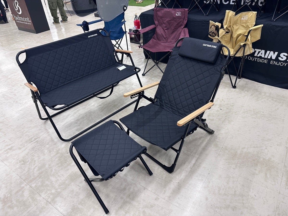 黒のキルティング生地を採用した「ワイルドリクライニングチェア」「ワイルドスツール」「ワイド背付きベンチ」