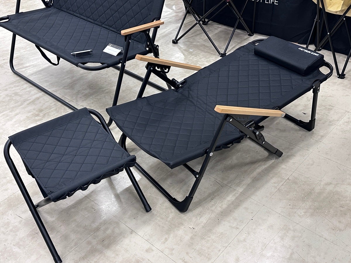 背もたれを倒してフルフラット形状に変身させた「ワイルドリクライニングチェア」