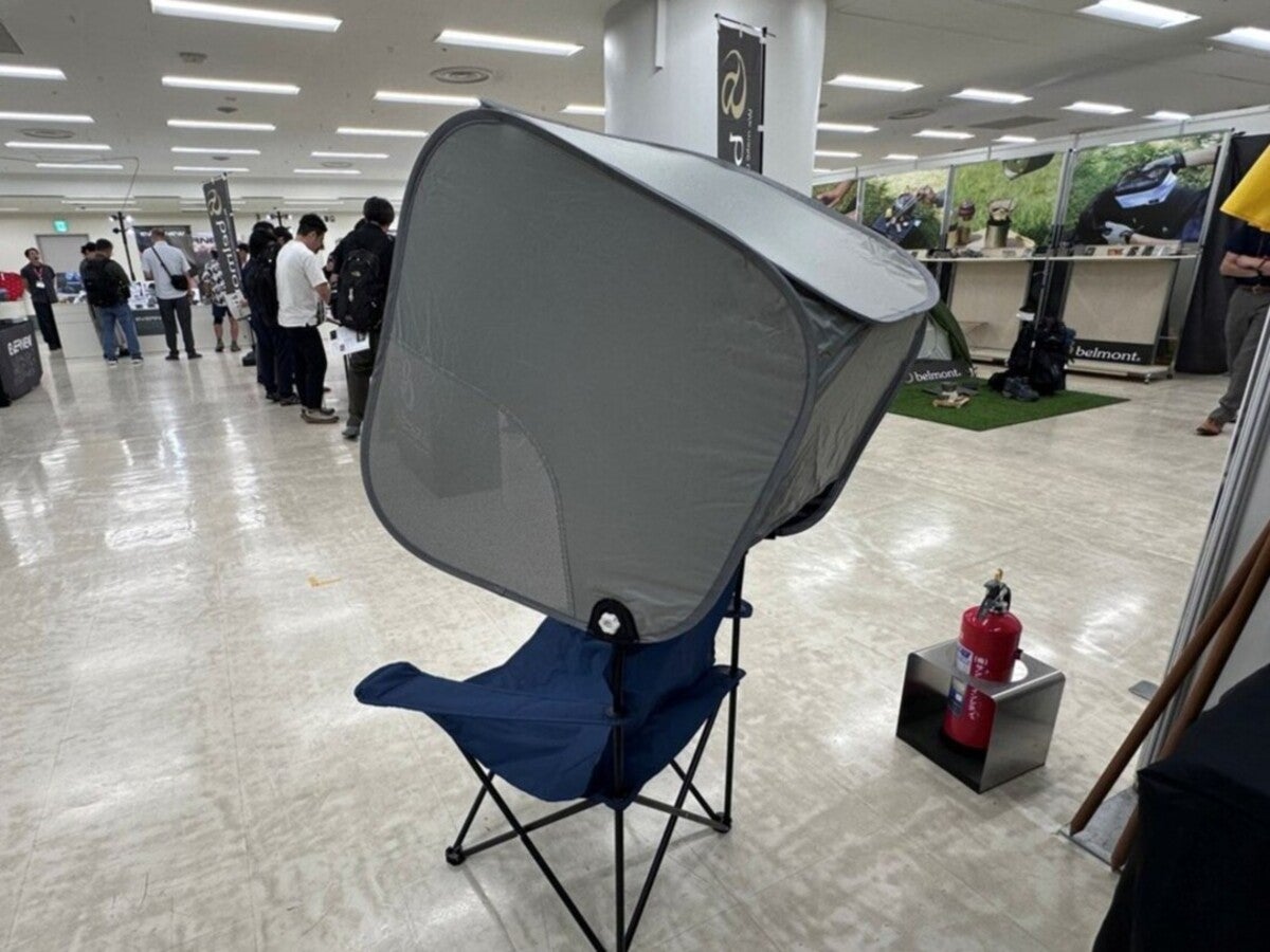 アウトドアチェアの背もたれ上部に取り付けられたボックス型の「アタッチコンパクトサンシェード」
