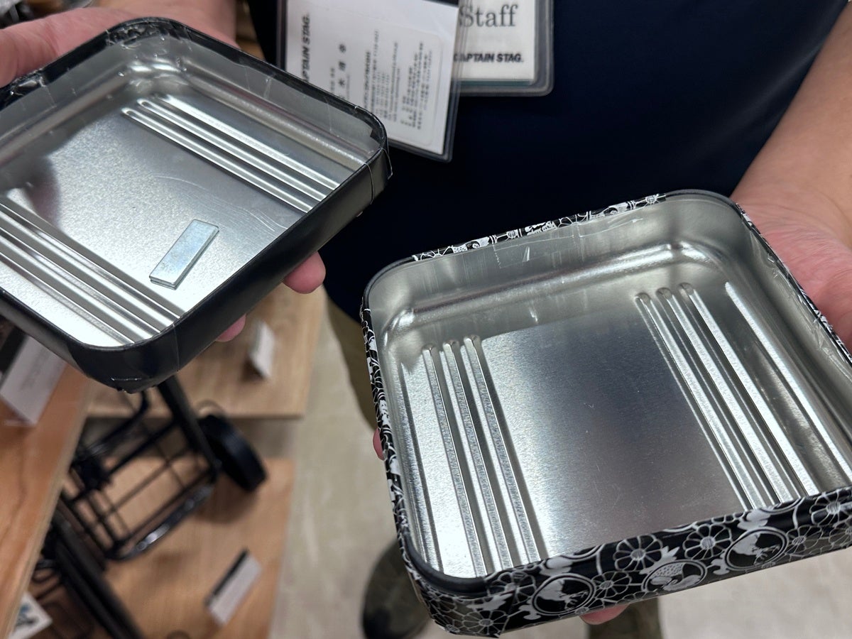 「蚊取り線香スタンドケース」の蓋を開け、内部の磁石式線香スタンドを取り出した状態
