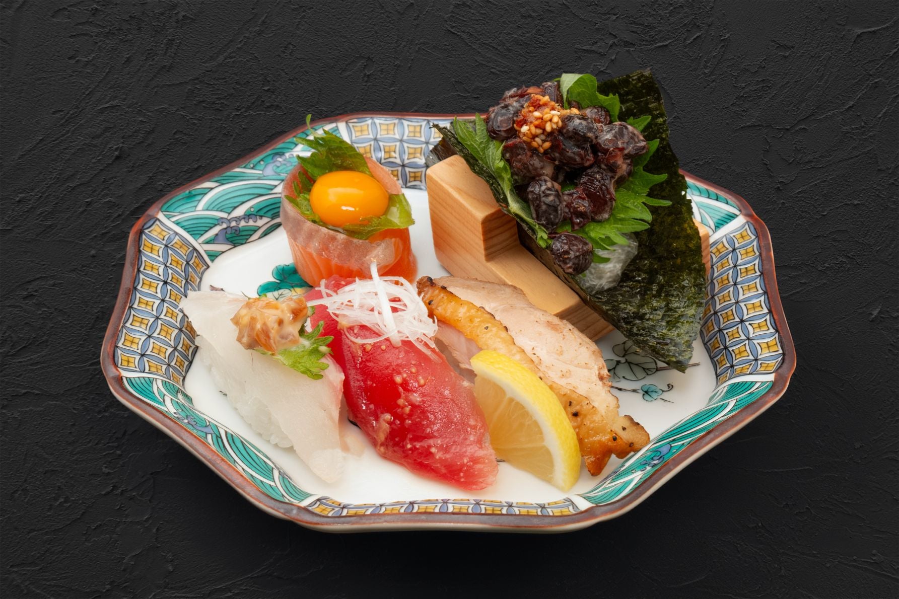 群馬を握る絆盛り（税込1,298円）。群馬の食材・地元企業のこだわりを盛り込んだ唯一無二の５貫盛り 