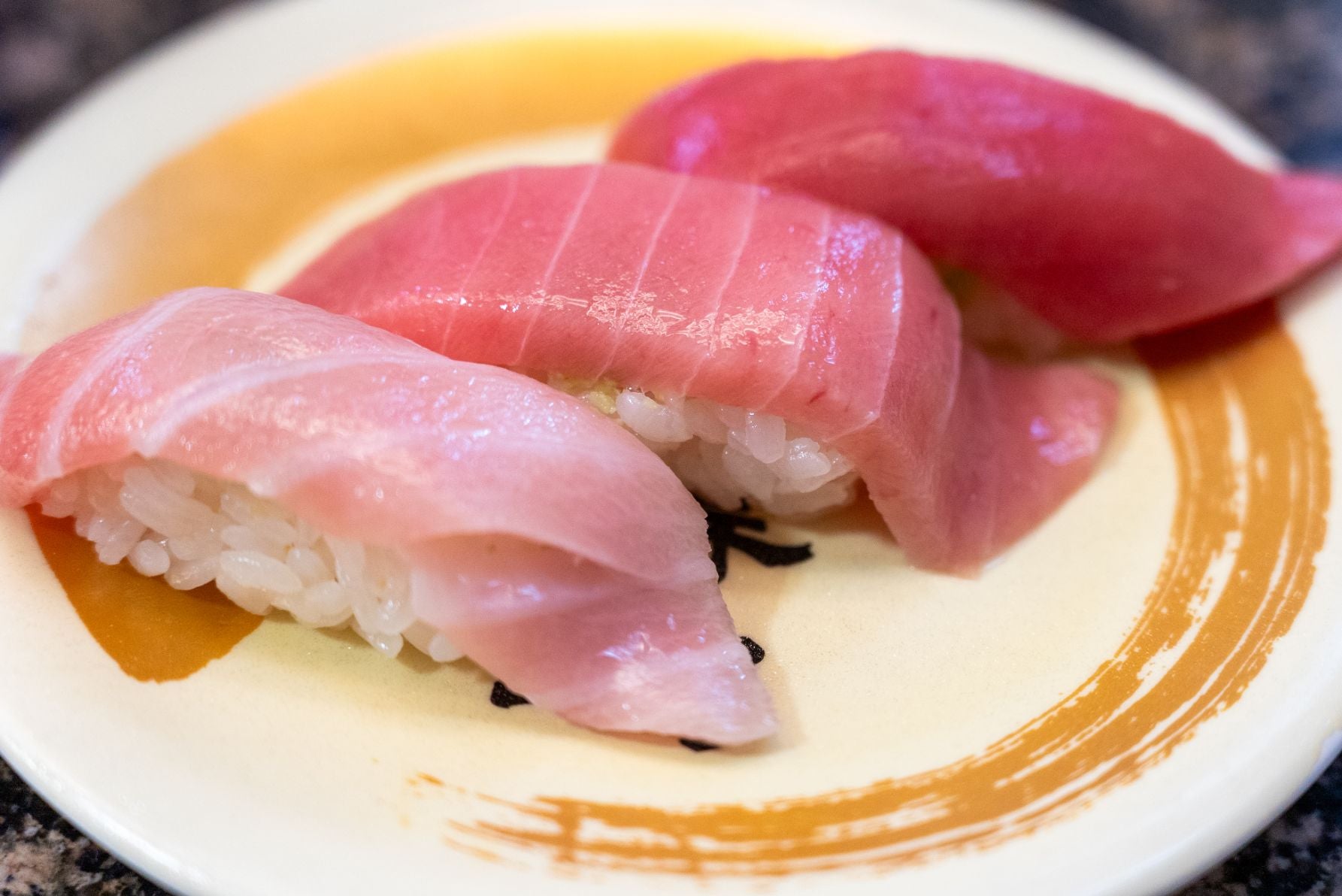 本鮪三点盛（税込990円）   大トロ、中トロ、赤身。日本人が大好きなマグロは独楽寿司でも人気ナンバーワンとのこと    