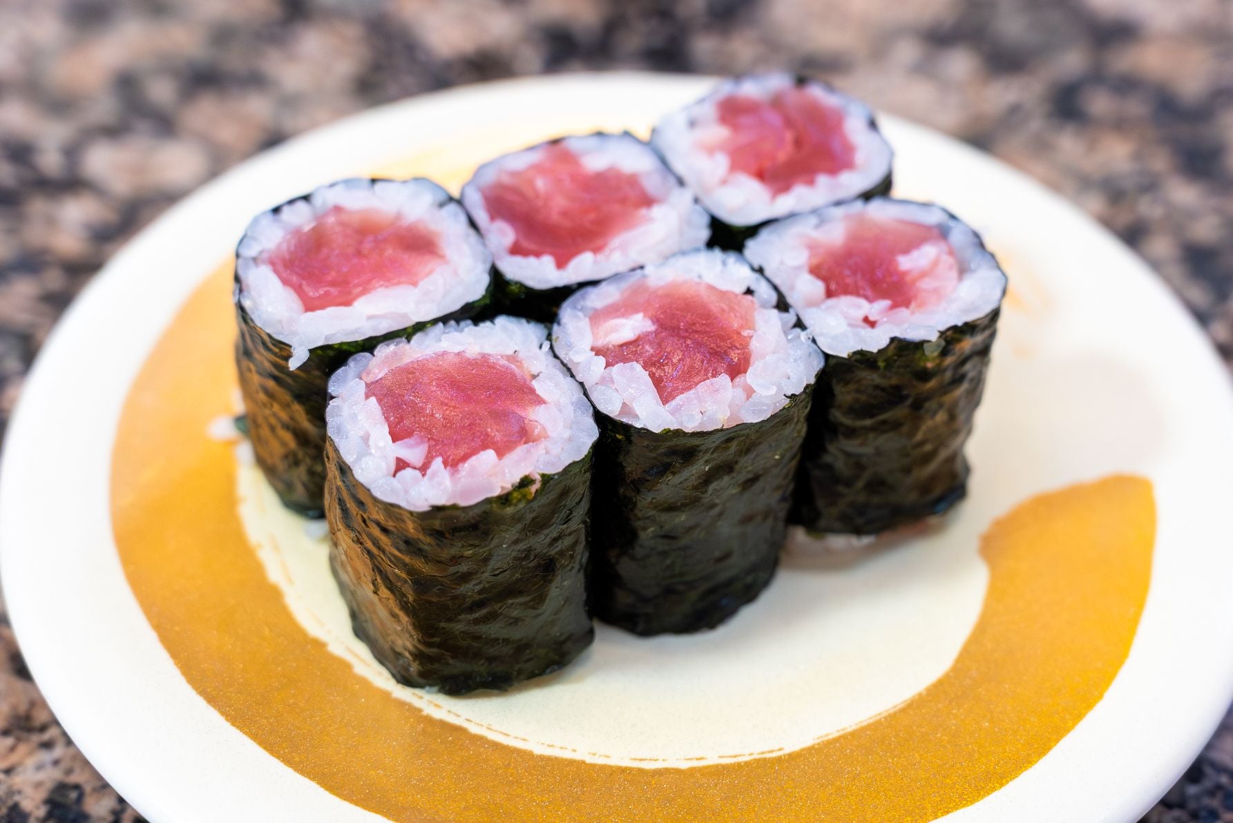 極鉄火巻（税込495円）   巻き物の定番、鉄火巻きは機械では巻けないくらいのネタの太さがこだわりとのこと       