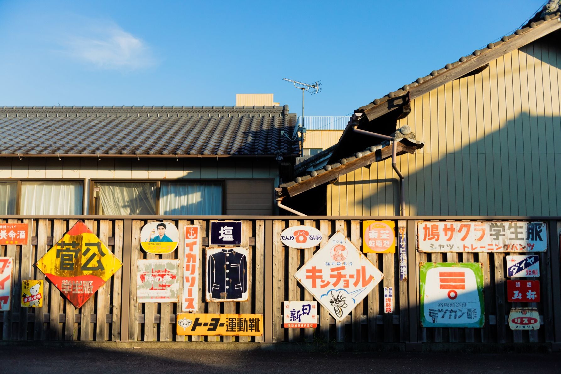 昭和レトロなホーロー看板が並ぶ
