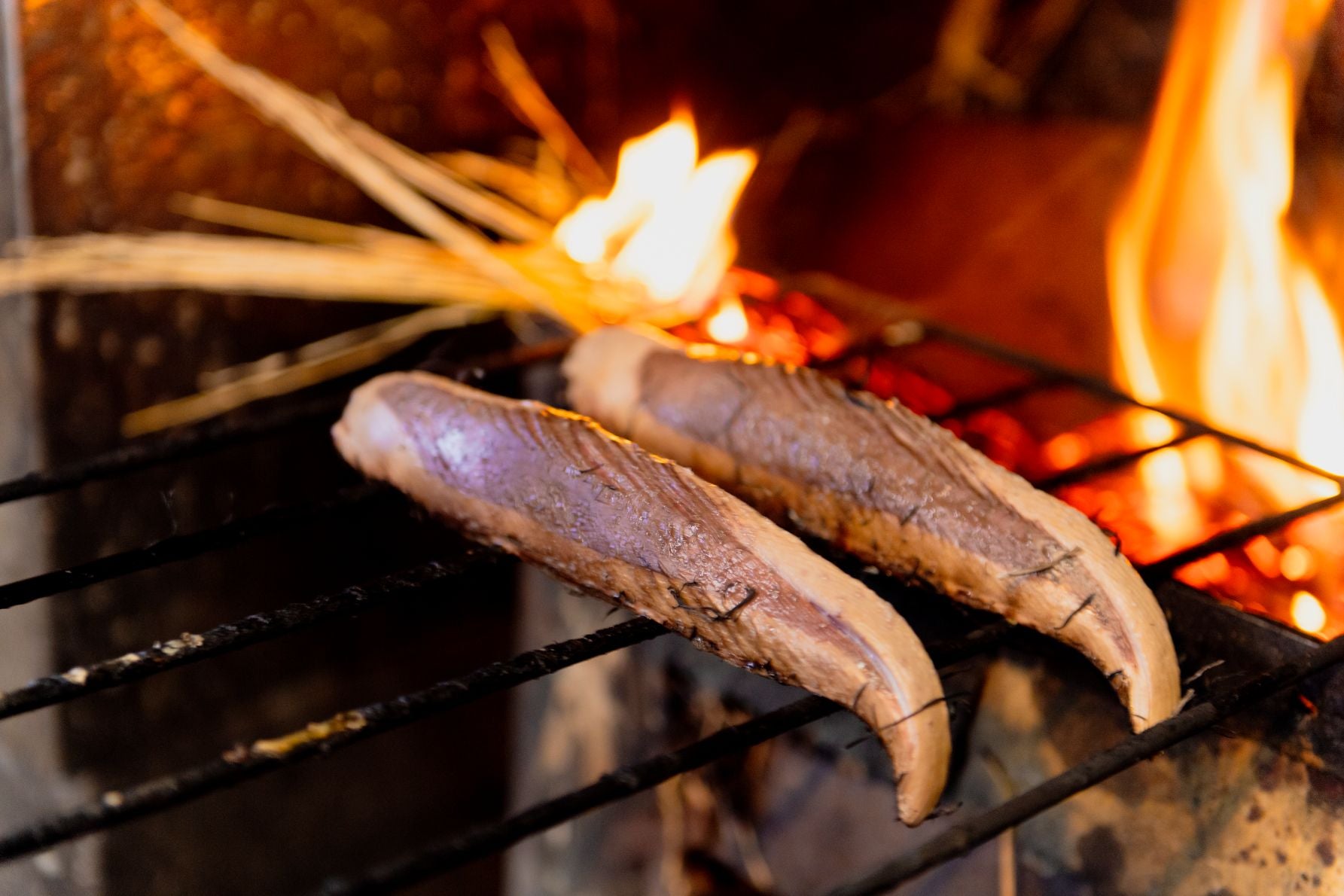 カツオの藁焼き体験プランは食事（ご飯・みそ汁・タタキ1人前）が付いてお値段2,000円と非常にリーズナブル（※2名から。前日までに要予約）