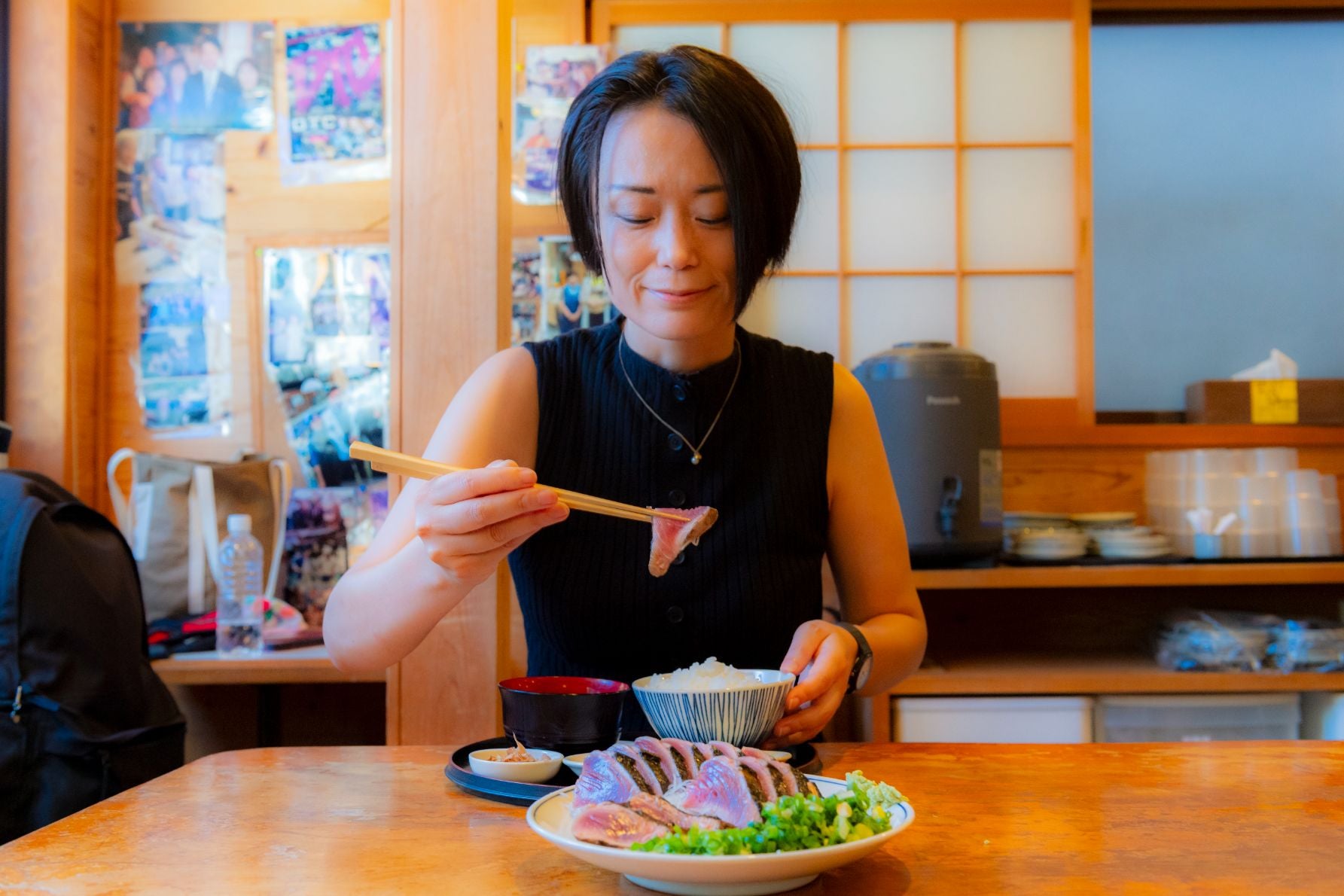 後ろの壁に来店した著名人の写真が飾ってある。さかなクンや梅宮辰夫さんから、映画『HiGH&LOW』撮影クルーなど、来店した著名人の写真が並ぶ
