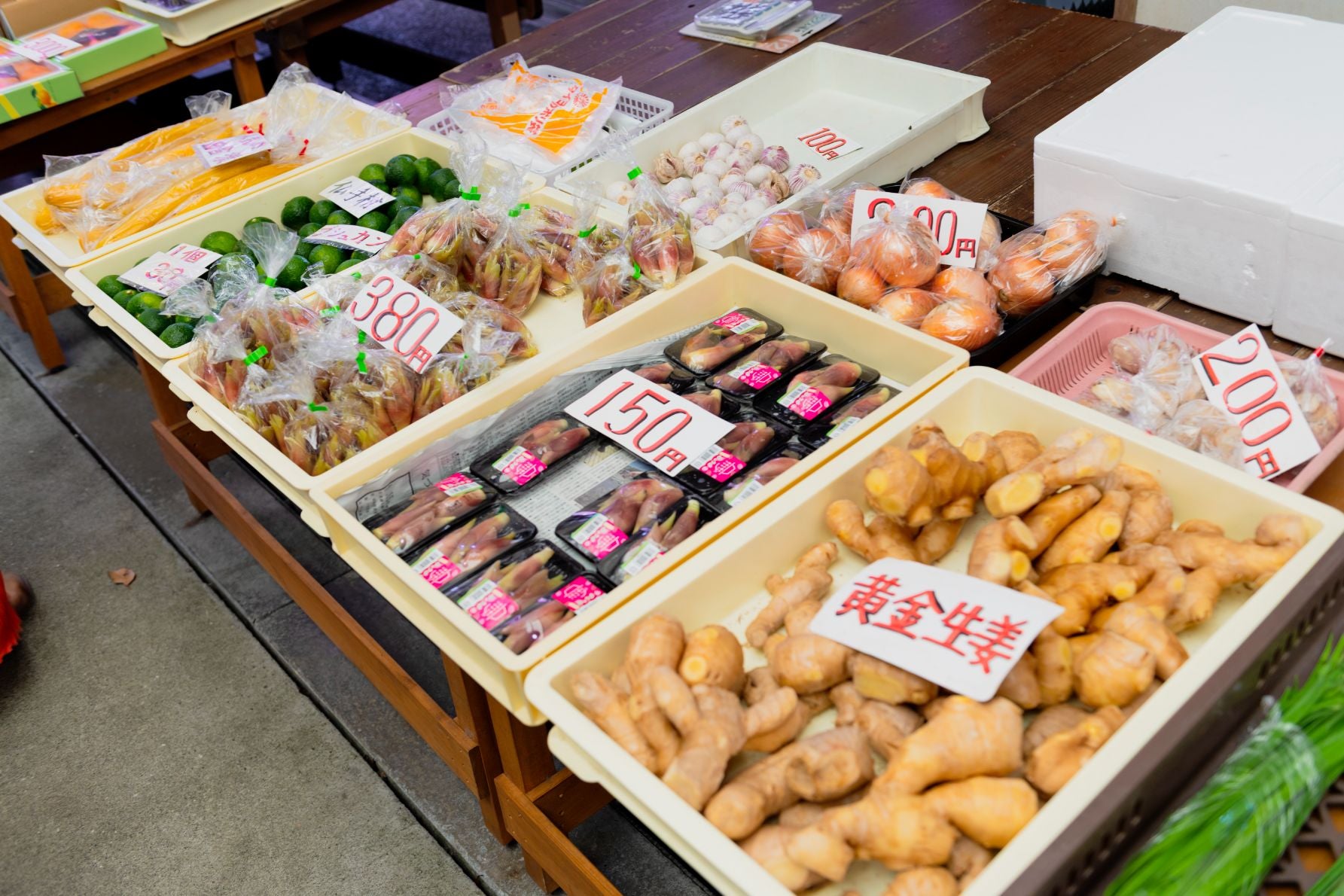 地元で採れた野菜も並んでいる。近隣には市場で買ったお刺身やお惣菜を食べるのに便利な休憩所「ぜよぴあ」も