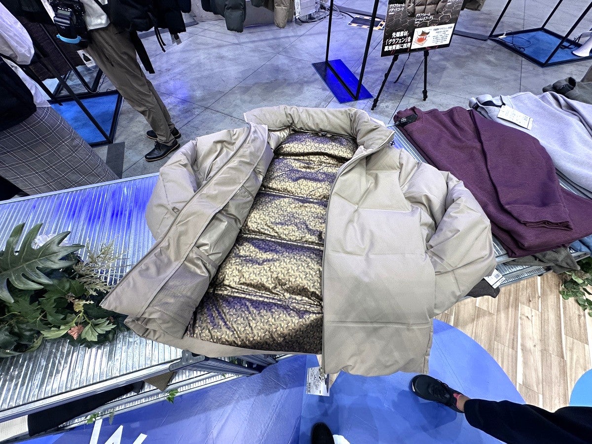 ワークマン展示会に並ぶカーキカラーのグラフウォームのウエア