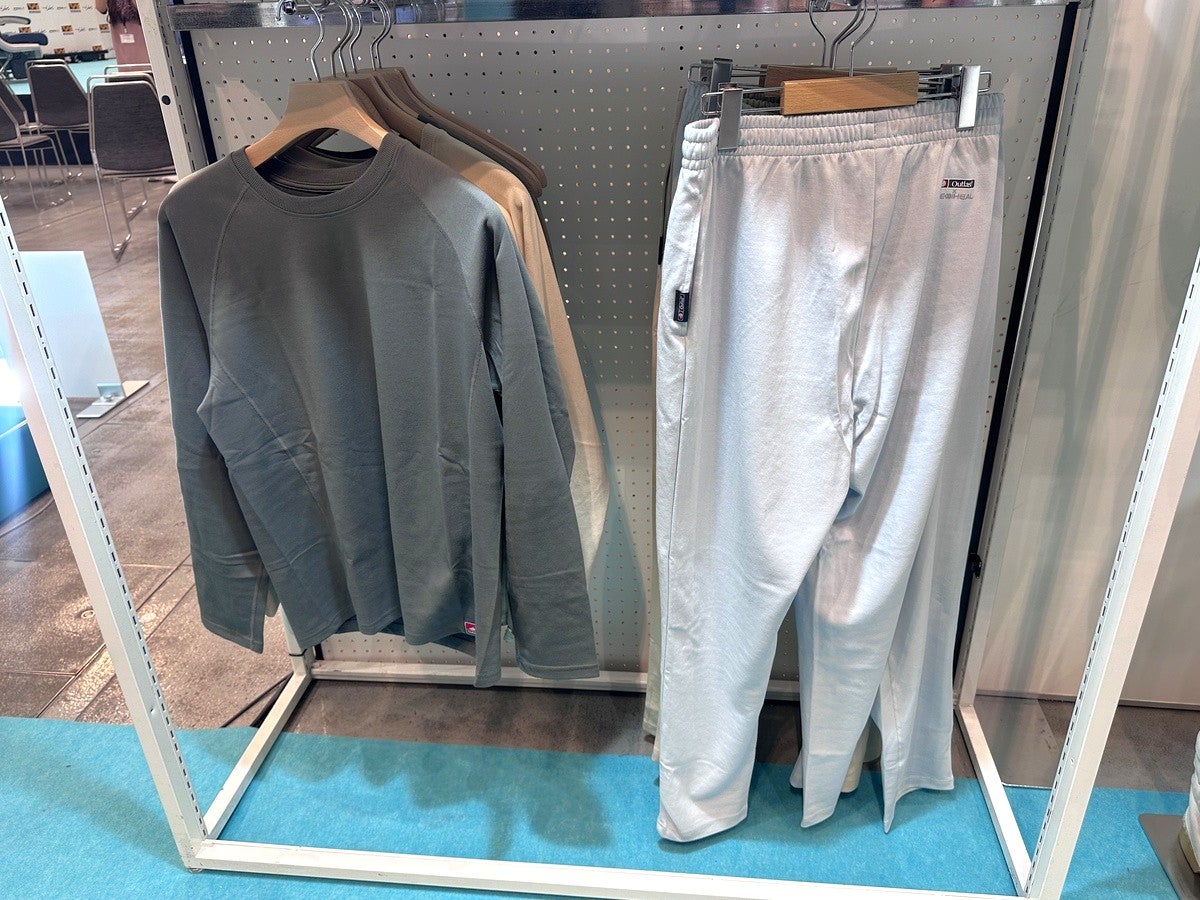 温度調節技術アウトラストを搭載したメディヒールコスモスの長袖シャツとロングパンツ
