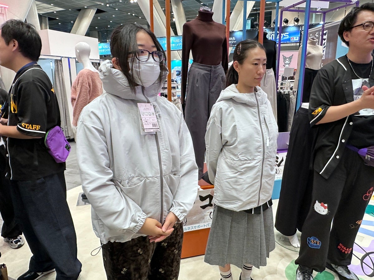 首元のピローに空気を注入してネックピローを完成させた状態と通常状態の比較