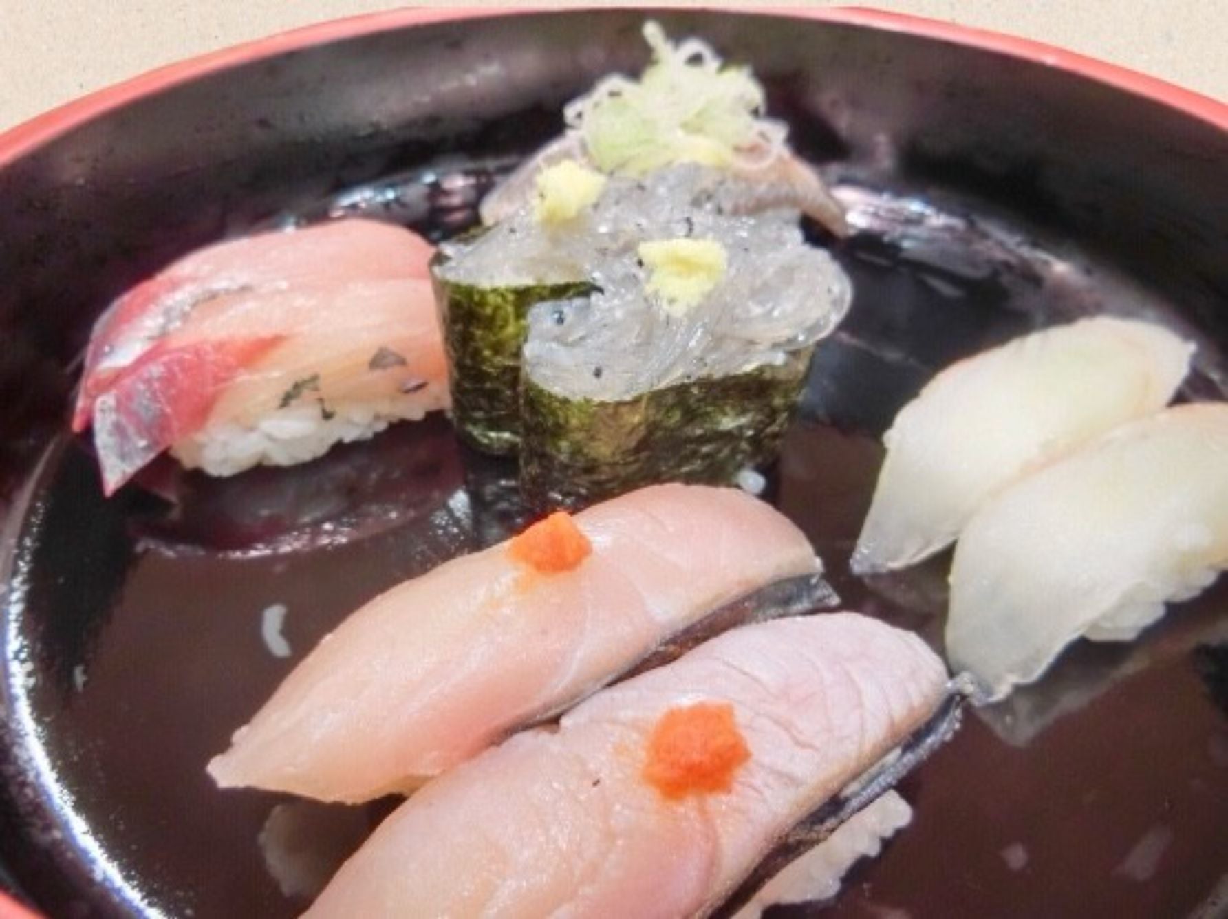 地魚セット（税込1265円） 平日ランチタイムは地魚ランチ（税込1210円）として提供