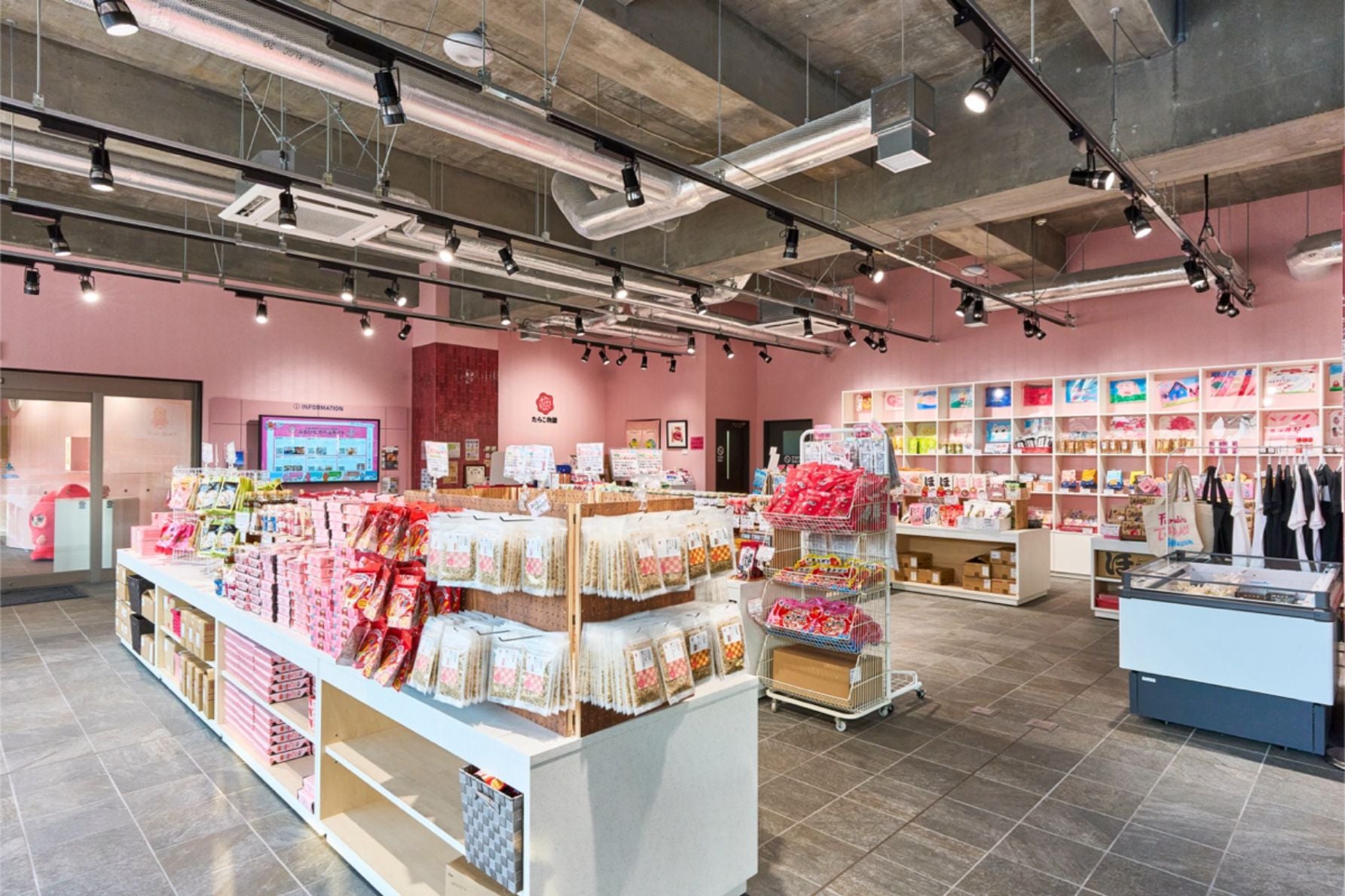 ピンク色で統一された店内の全景