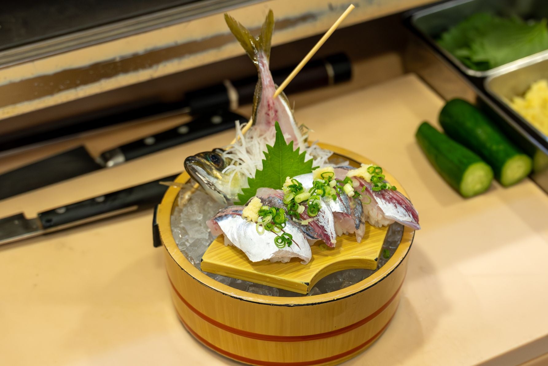 泳ぎあじ（税込693円）。お寿司を堪能したあと残った骨は、サービスで「骨せんべい」にしていただける 