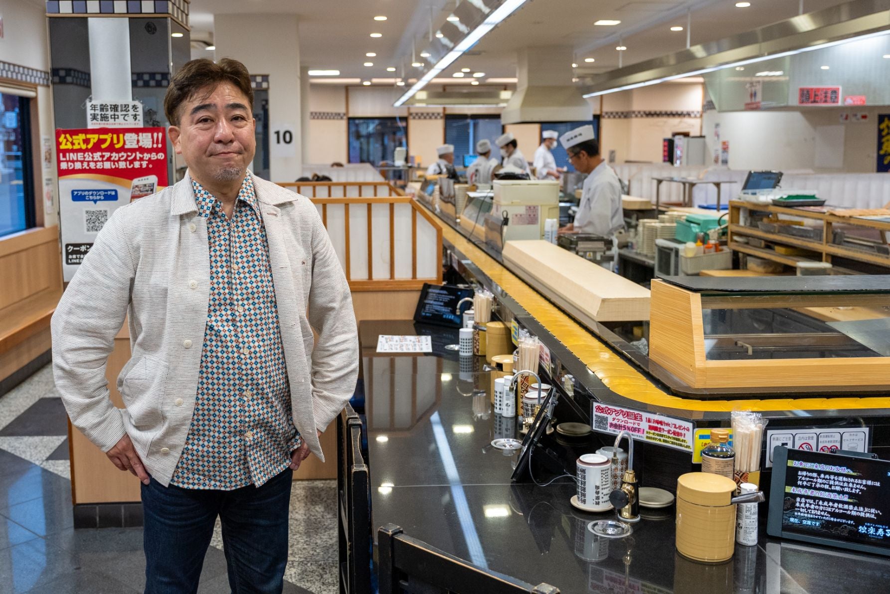 米川さんとともに店内へ。現在、回転レーンは回っておらず、タッチパネルで注文を受けてから寿司職人が握るスタイル 