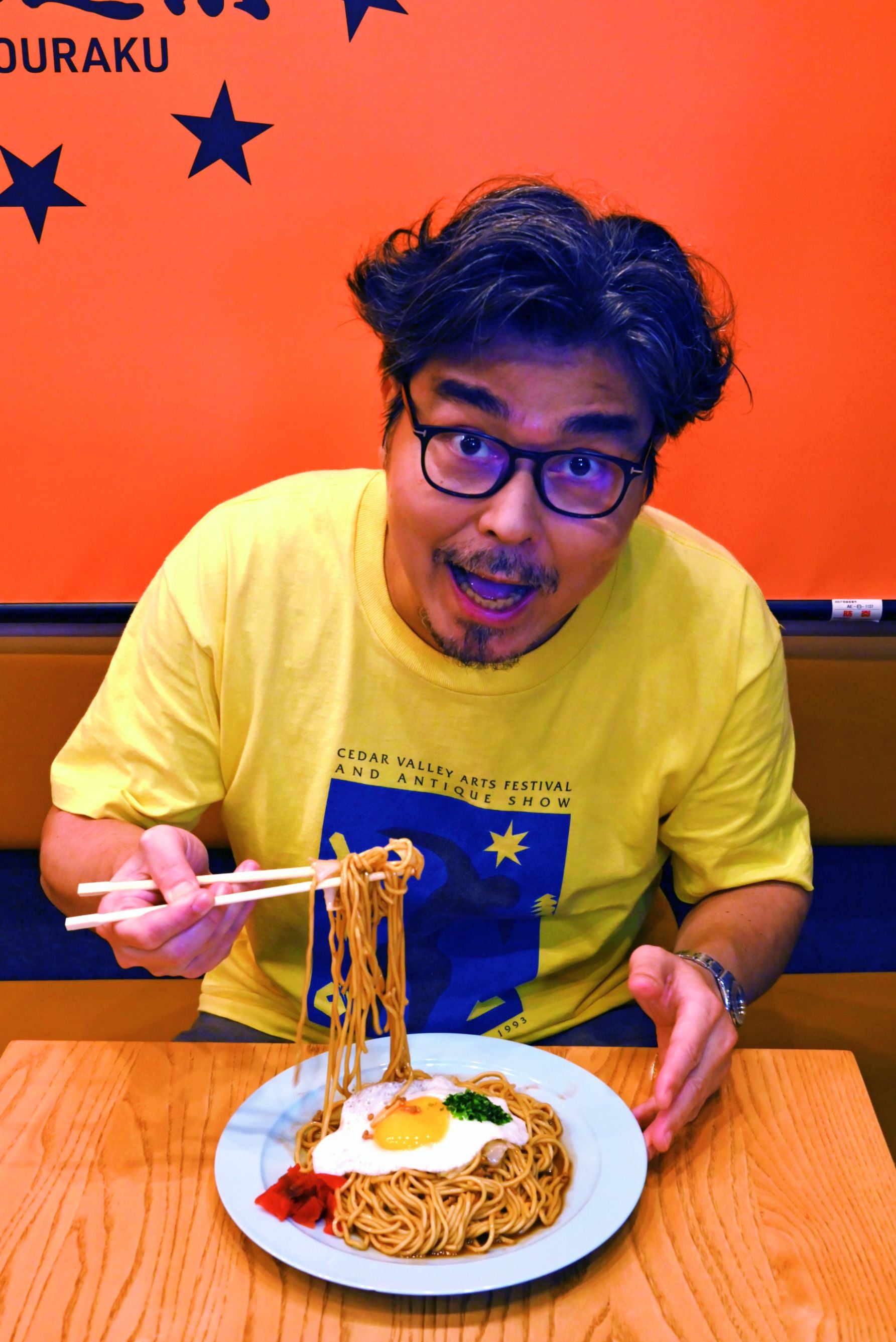 横手やきそばを食べる小澤征悦さん