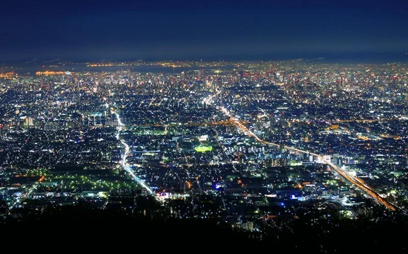 ALT はるか遠くまで街並みを見渡せる光景が、信貴生駒スカイラインの魅力のひとつの信貴生駒（しぎいこま）スカイライン