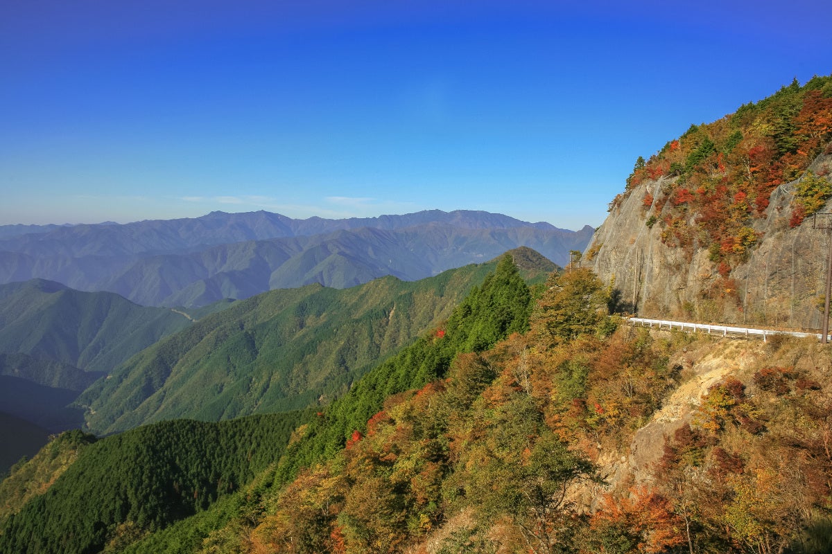 伯母峰峠を越え、眺望が開けた大台ヶ原ドライブウェイ。尾根沿いから紀伊半島の山々を望む