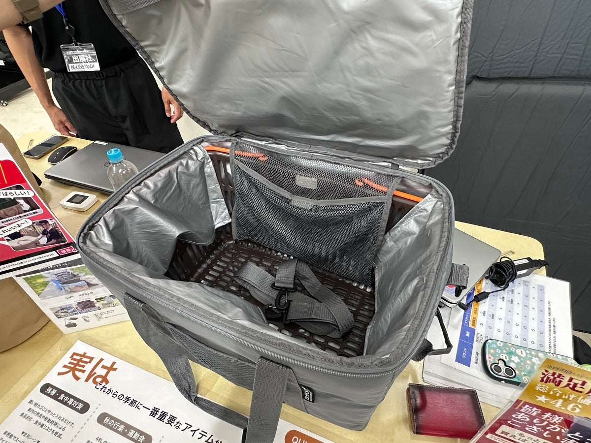 冷気を逃がさない延長シートと保冷剤用メッシュポケットを備えたクーラーバッグ内側