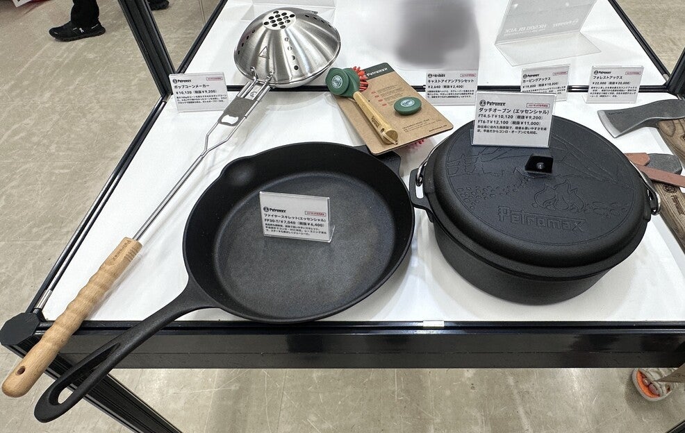 ペトロマックスの長柄ポップコーンメーカー、スキレット、ダッチオーブン展示