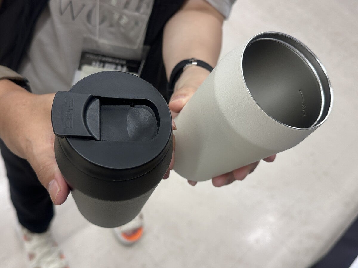 片手で開閉できるフリップ式の飲み口を備えたSIGGシティマグのフタ構造