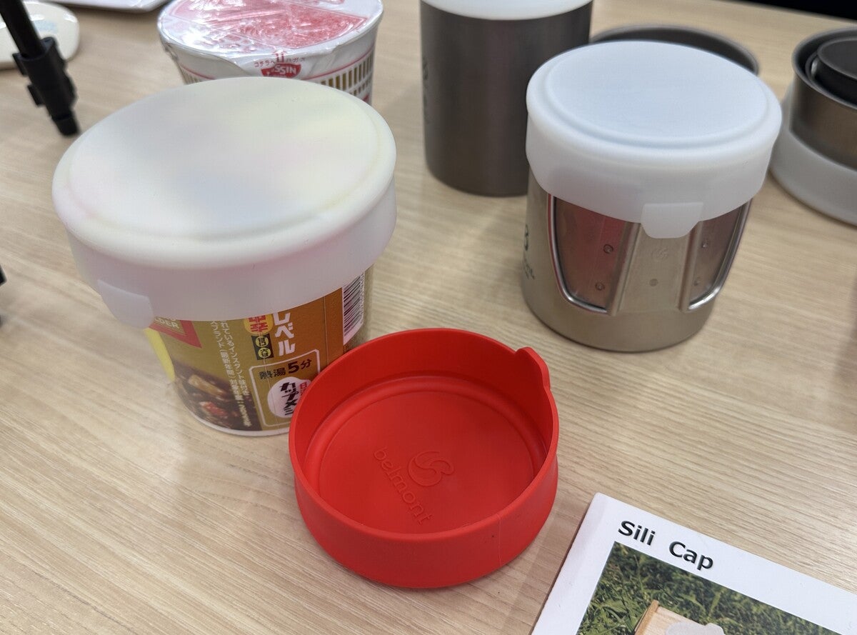 マグカップのフタやカップ麺の重しとして使える「Sili Cap」の設置例
