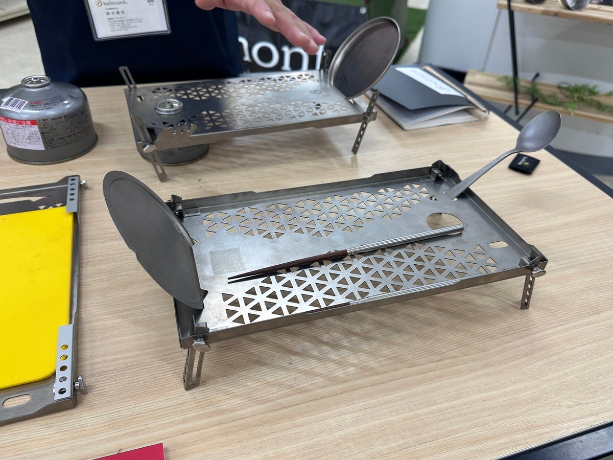転がり防止のフチが付いたリバーシブル天板を採用したチタンミニテーブル