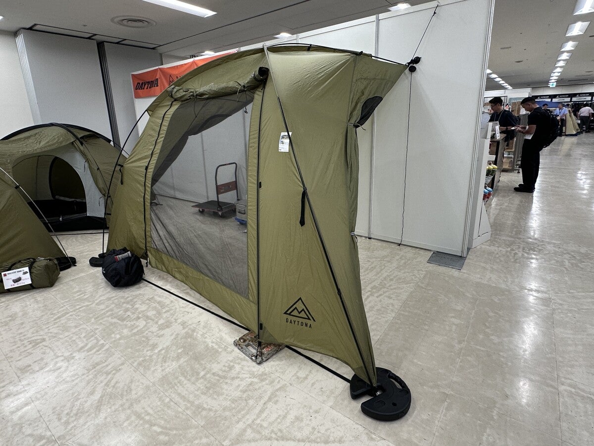 ミニバンなどの車横に設営してリビング空間を広げるデイトナの「カーサイドシェルター」