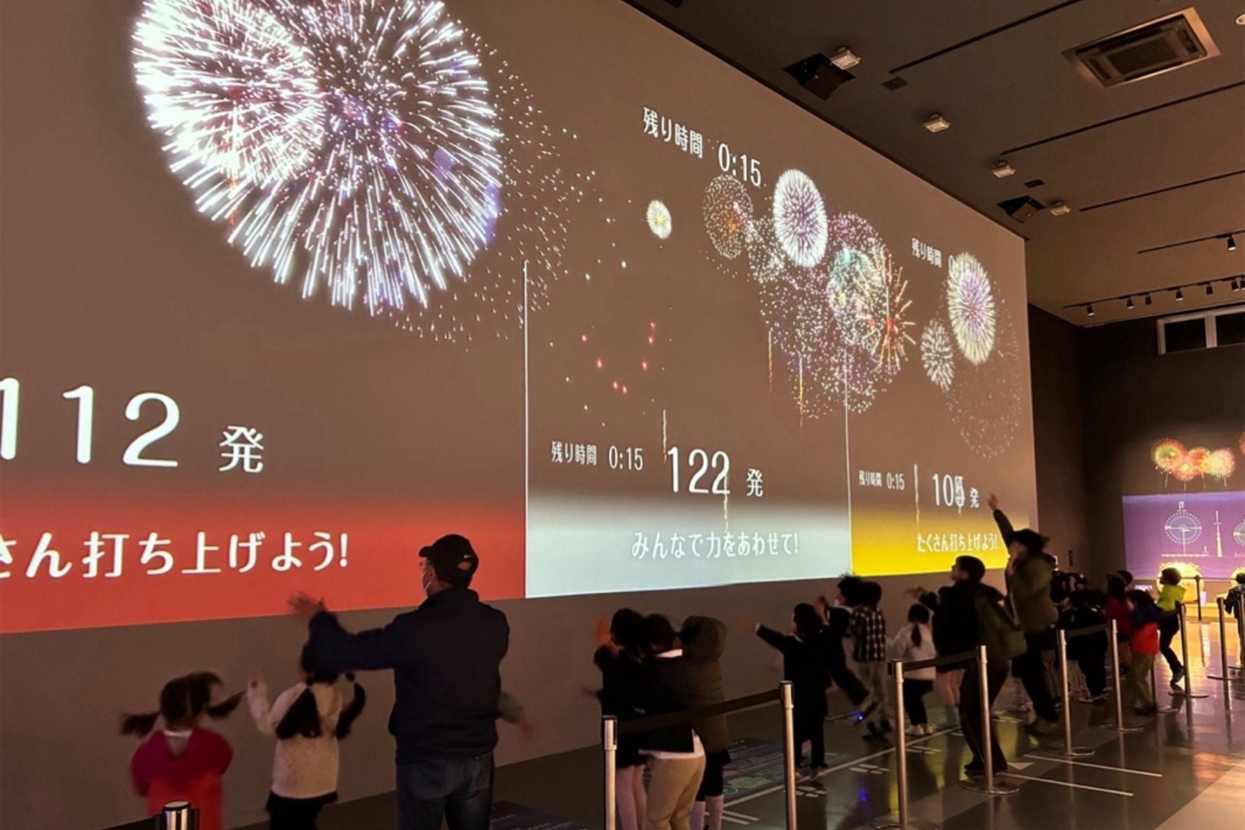 幅15m高さ6mの画面で花火の映像やゲームを楽しめる「大はなビジョン」
