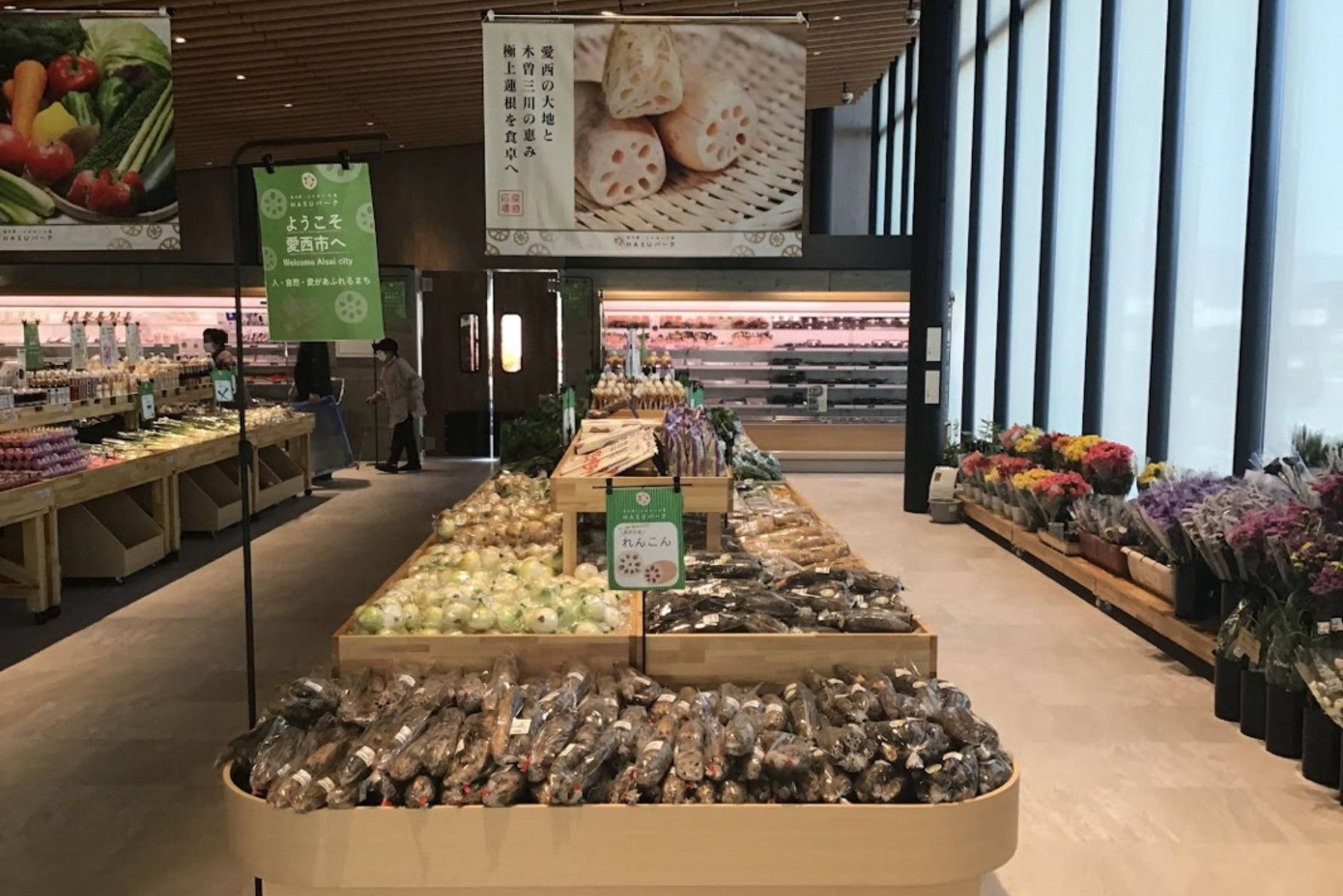 直売所に並ぶ生レンコンと加工品