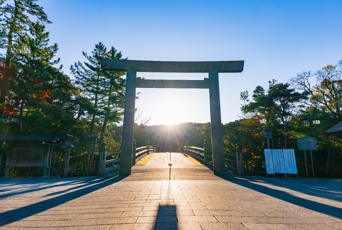 鳥居ごしの朝日の風景