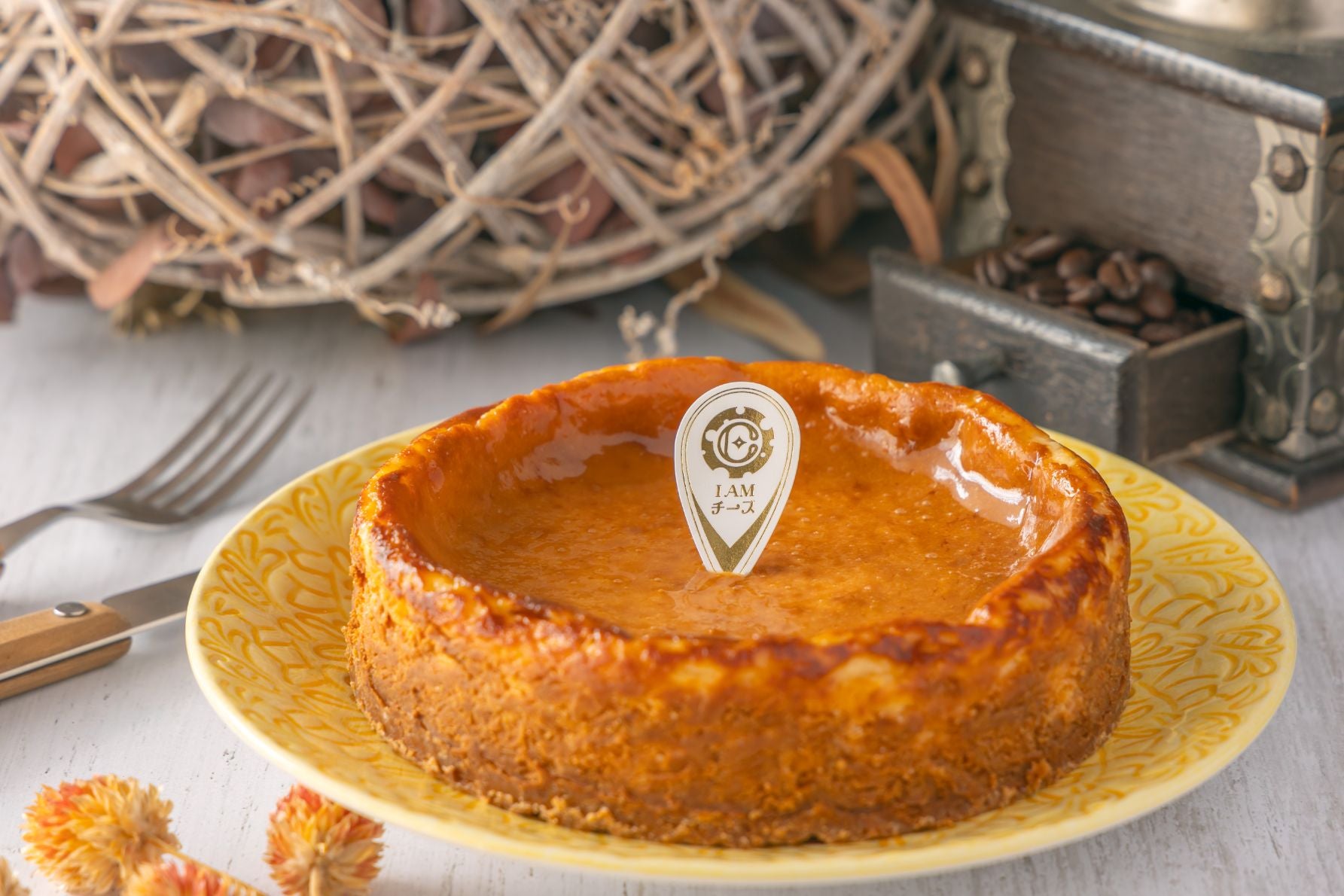 I AMチーズ「I AM 元祖チーズケーキ」ホール2,280円（店頭価格）、2,480円（ショッピングサイト価格）