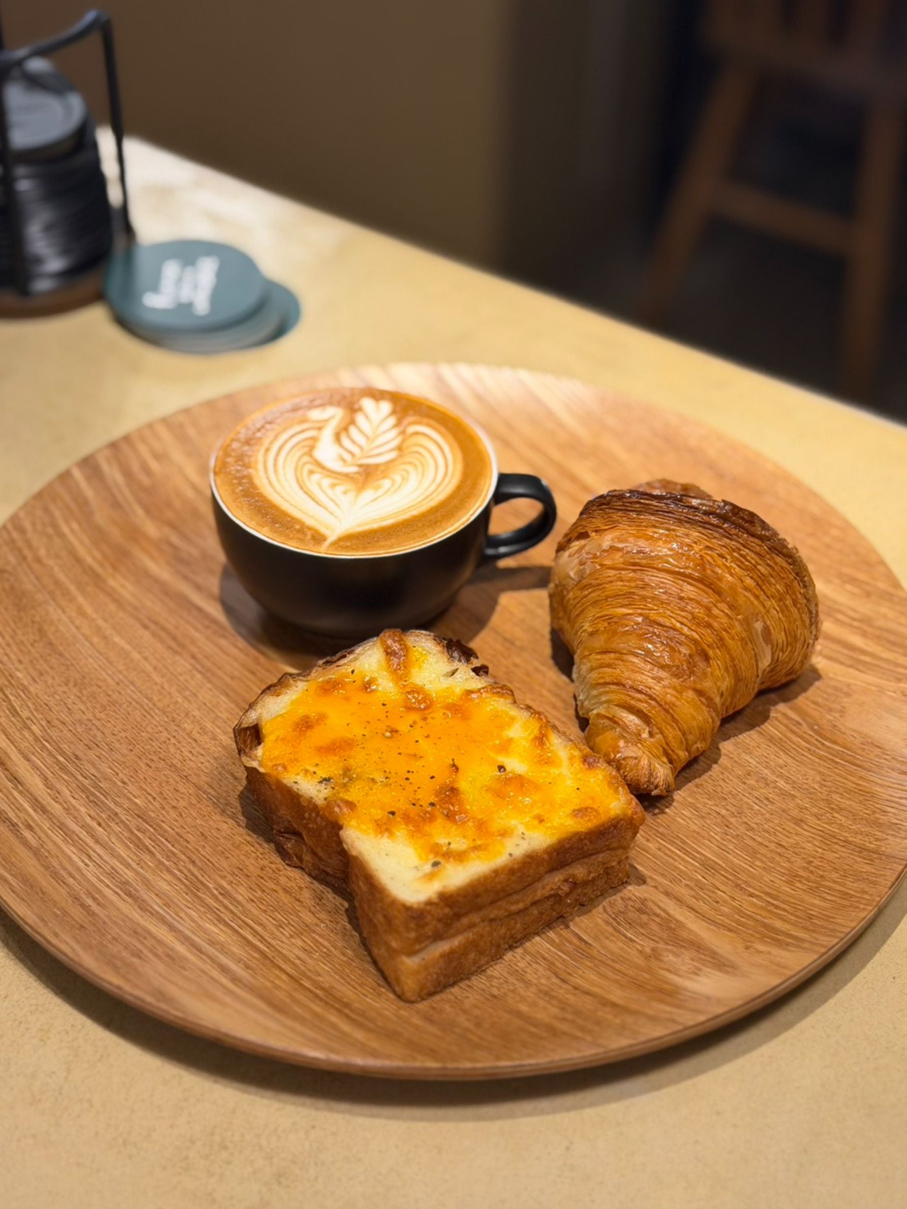 fiveran osaka coffee BASE（ファイブラン オオサカ コーヒー ベース）右から時計回りに「クロワッサン」360円、「クロックムッシュ」420円、「カフェラテ」630円