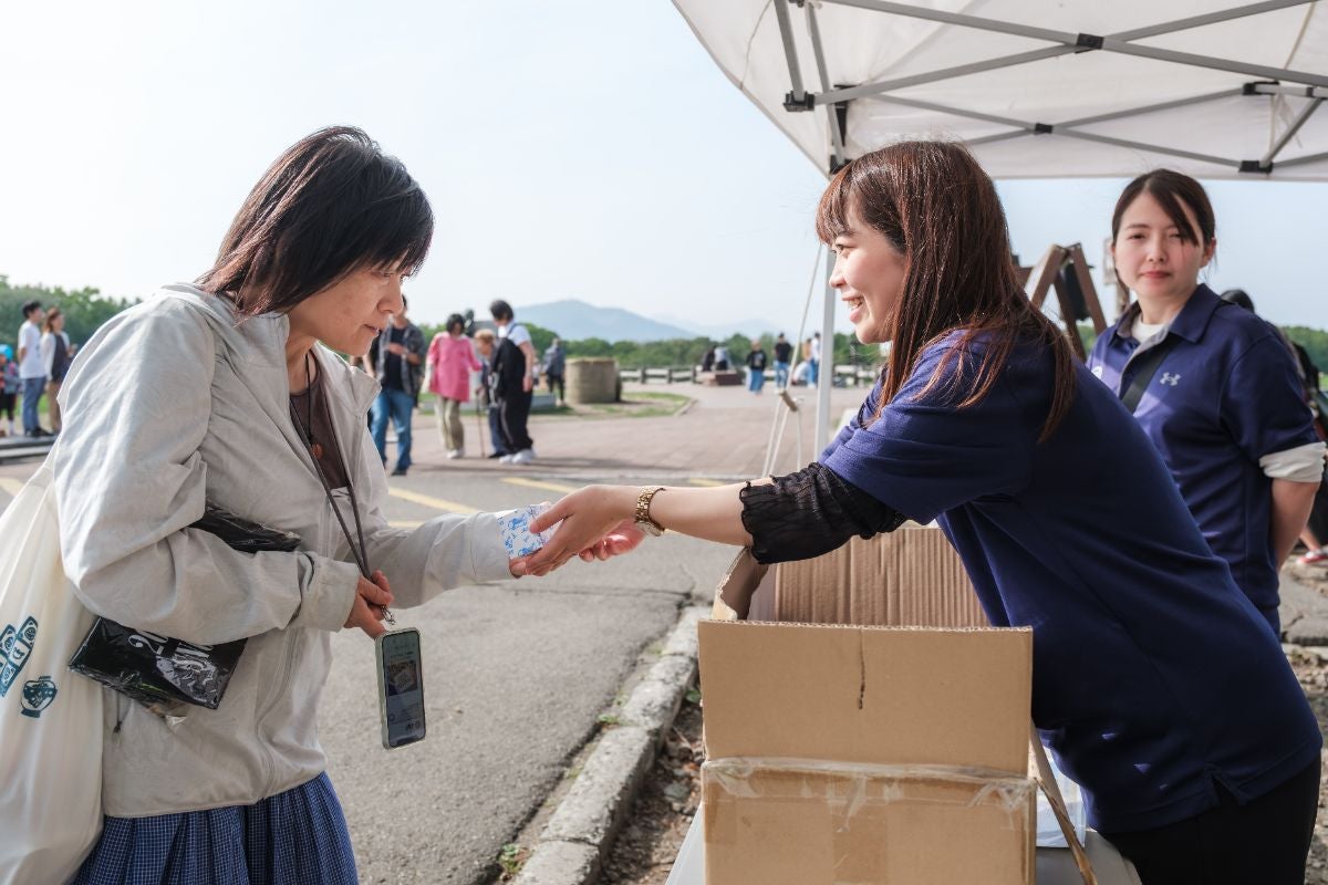 参加記念品の受け渡し