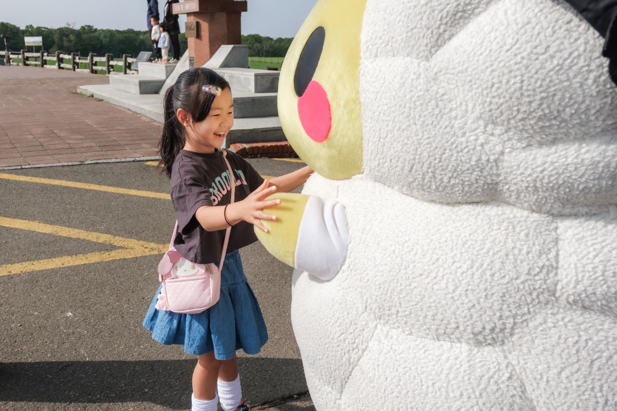 羊ヶ丘展望台の人気キャラクター「ジンくん」とのふれあいタイム