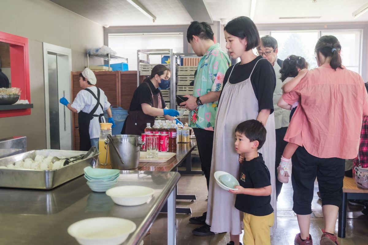 ジンギスカンをはじめとする料理やソフトドリンクが用意された会場
