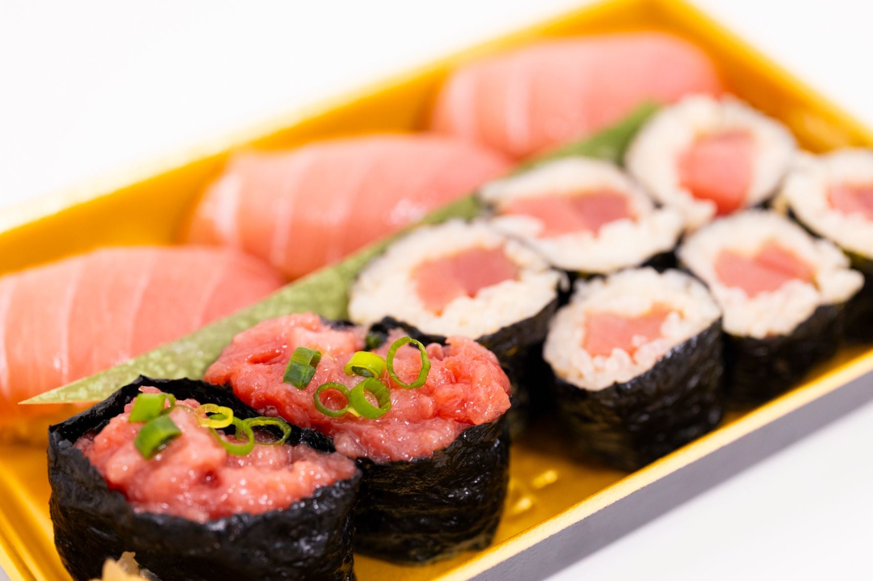 中トロのにぎり・軍艦・鉄火巻きがセットになった「マグロづくし」は定番の人気商品