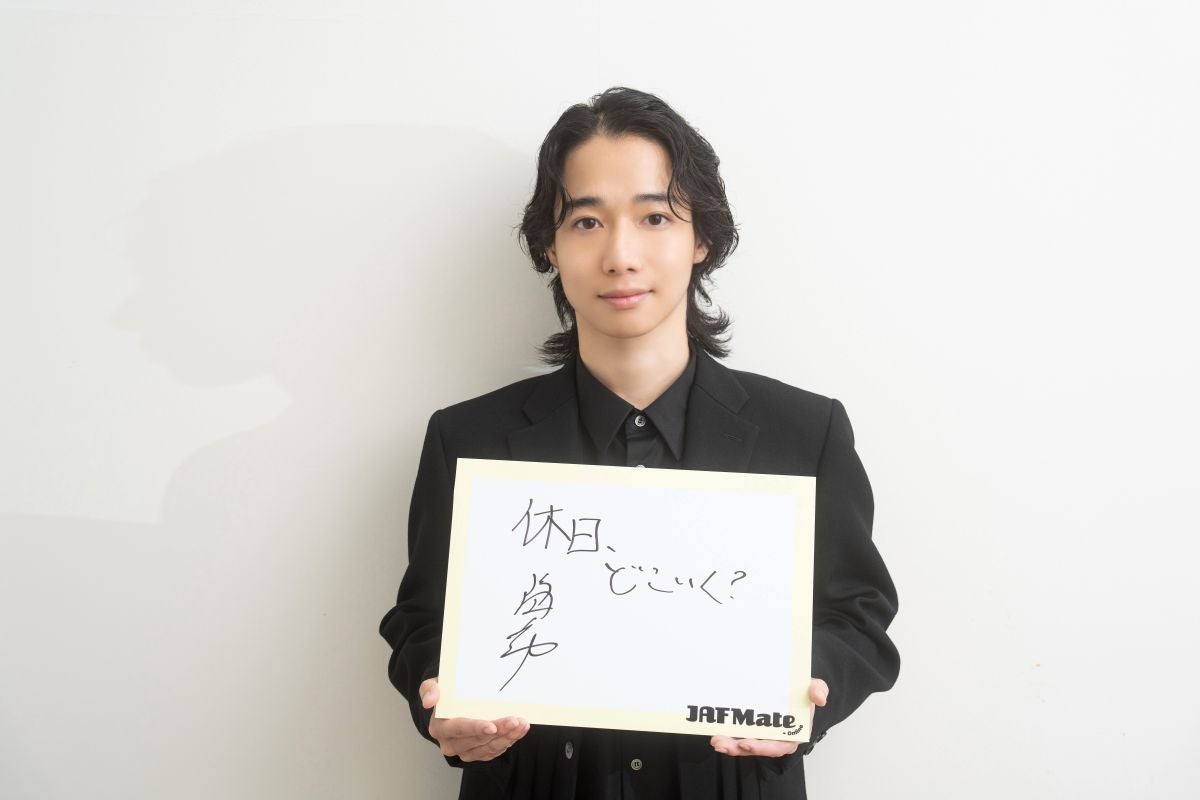 直筆サインを持つ片岡千之助さん