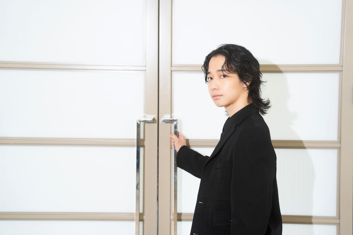 扉に手を掛ける片岡千之助さん