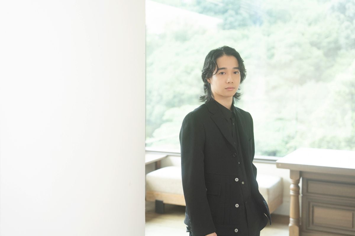 光の差し込む窓辺で、凛々しく佇む片岡千之助さん