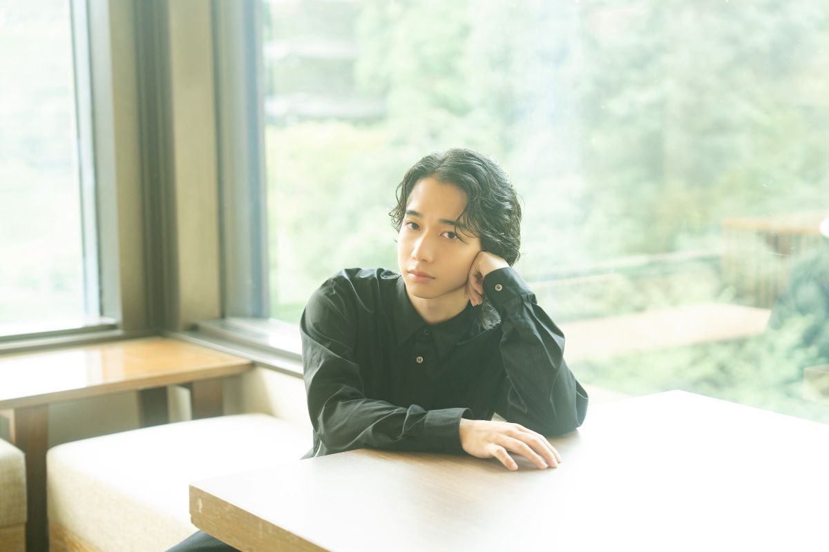 机に頬杖をつく片岡千之助さん