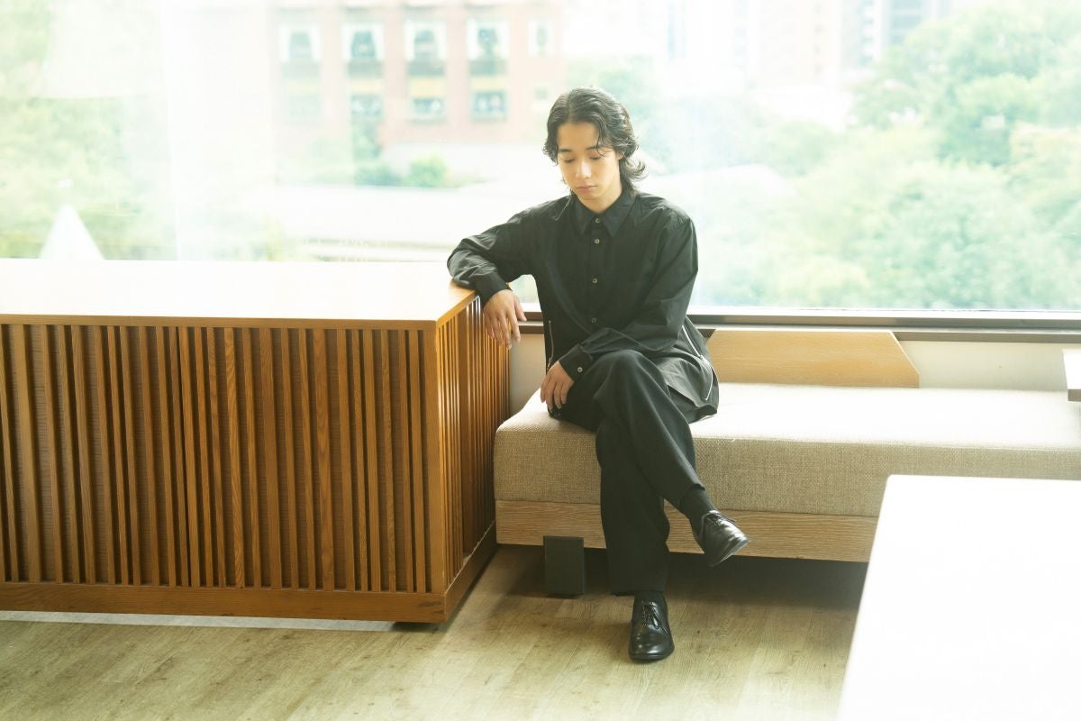 優雅にソファに腰を掛ける片岡千之助さん