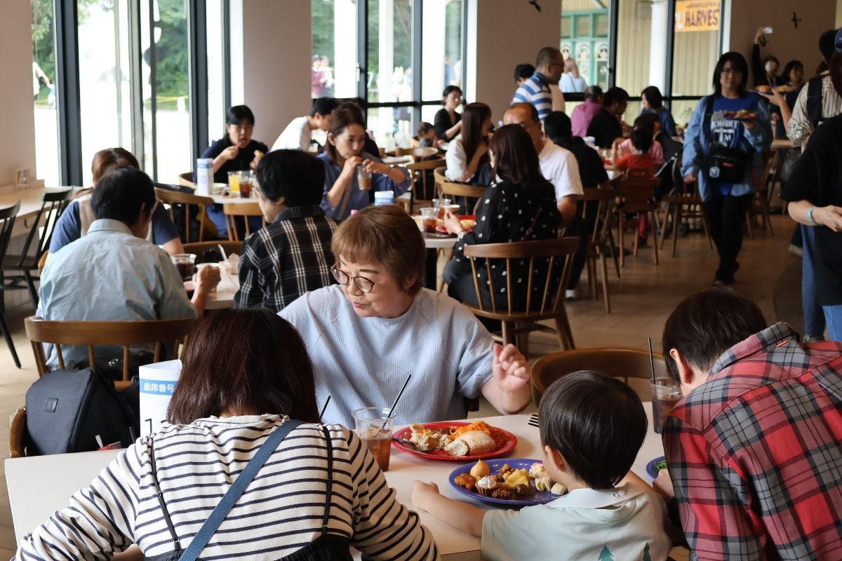お食事を楽しむ参加者の様子