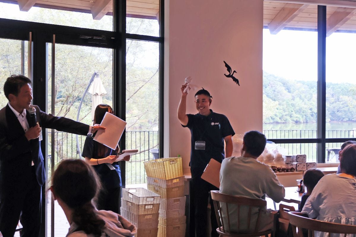イベント当日に向け、てるてる坊主を作っていたJAF埼玉支部の飯野さん