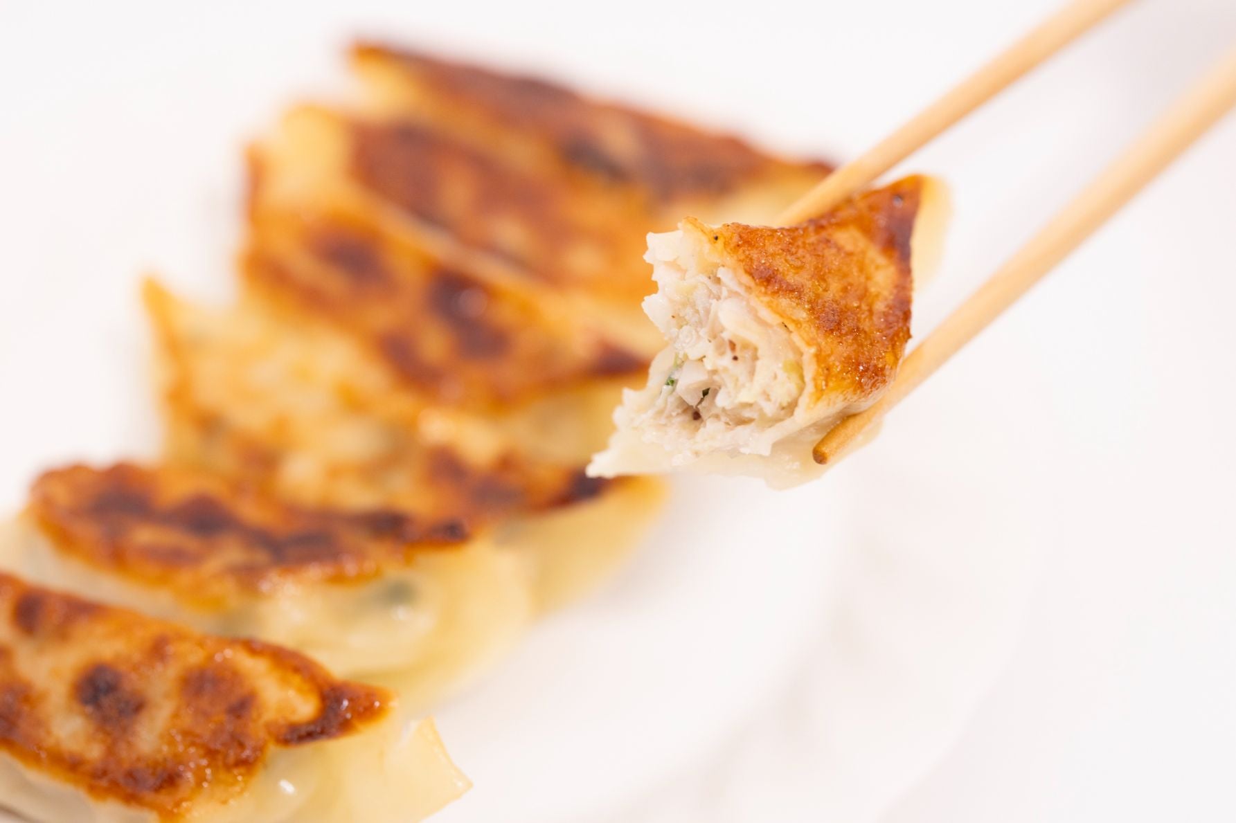 肉がジューシーでボリューム満点！　にんにくや生姜もキツくないため、パクパクいくつでも食べられちゃう！