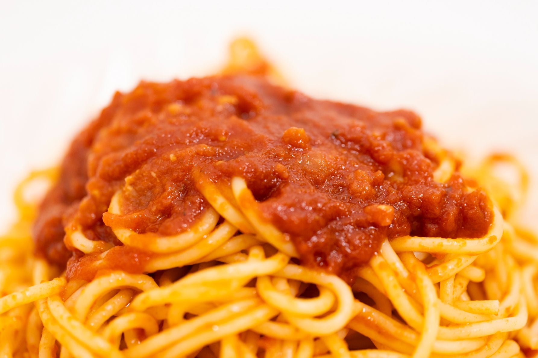 「まるおかオリジナル　トマトパスタソース」は、トマト自体のの酸味や甘みがダイレクトに感じられる万能ソース。シンプルにそのまま食べてももちろんおいしいが、野菜や肉などの具材と合わせてアレンジしても◎。こちらは普通のスパゲティーと合わせて