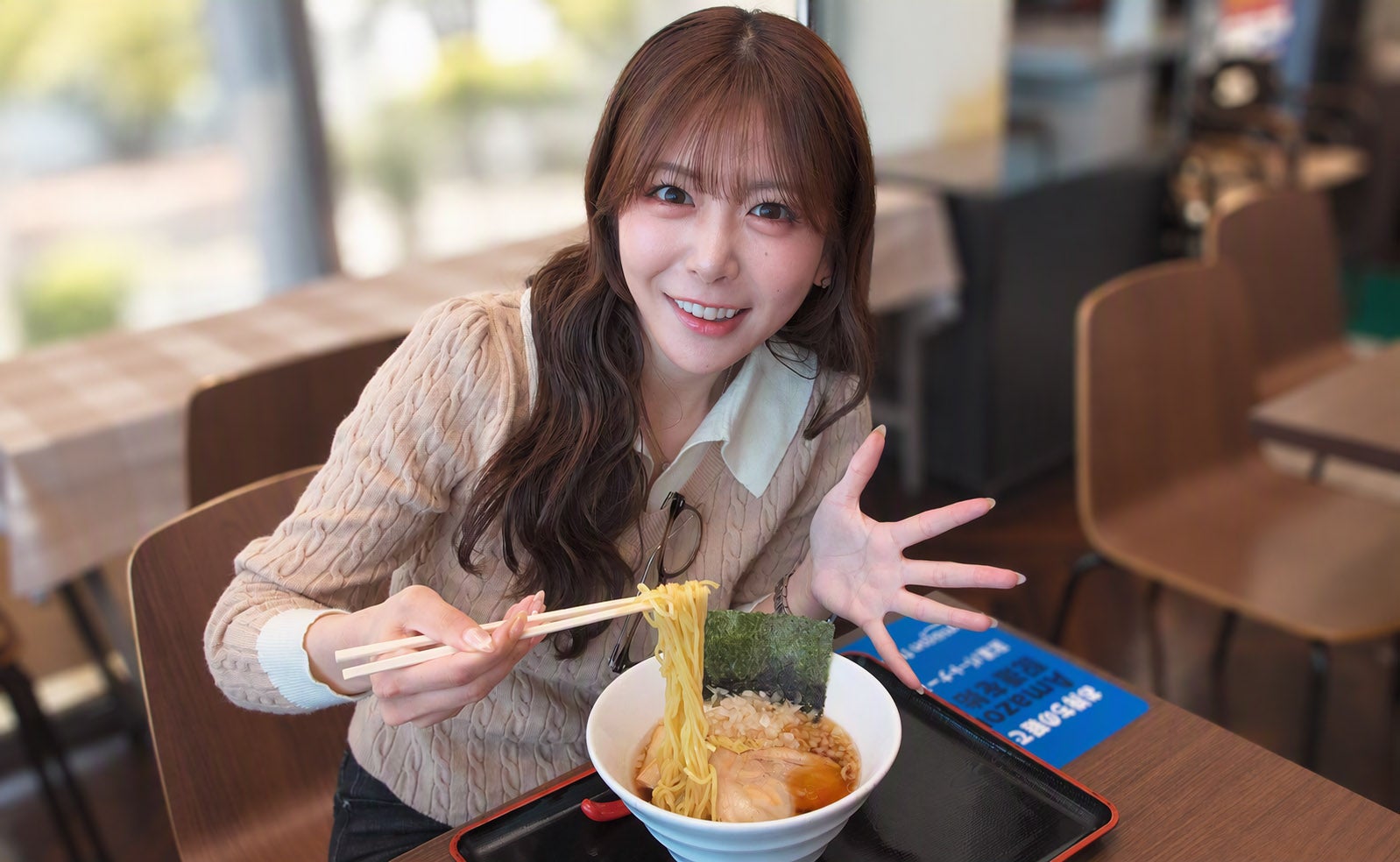 ラーメンを食べる水瀬琴音さん